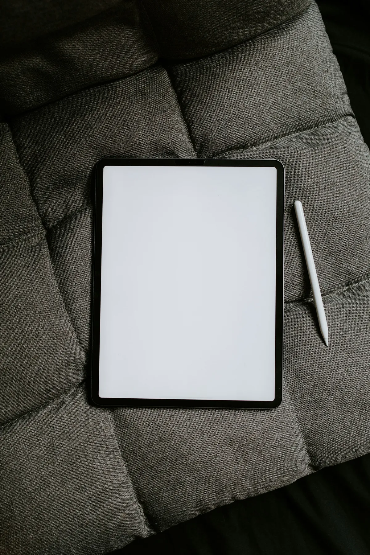 無地の画面を表示したタブレット端末とペン