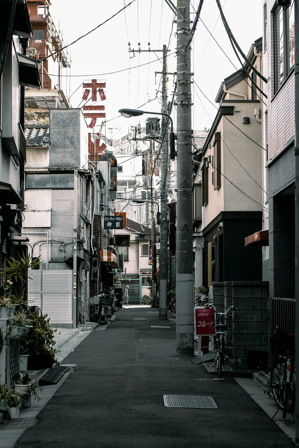 建物に挟まれた日本の市街地の路地