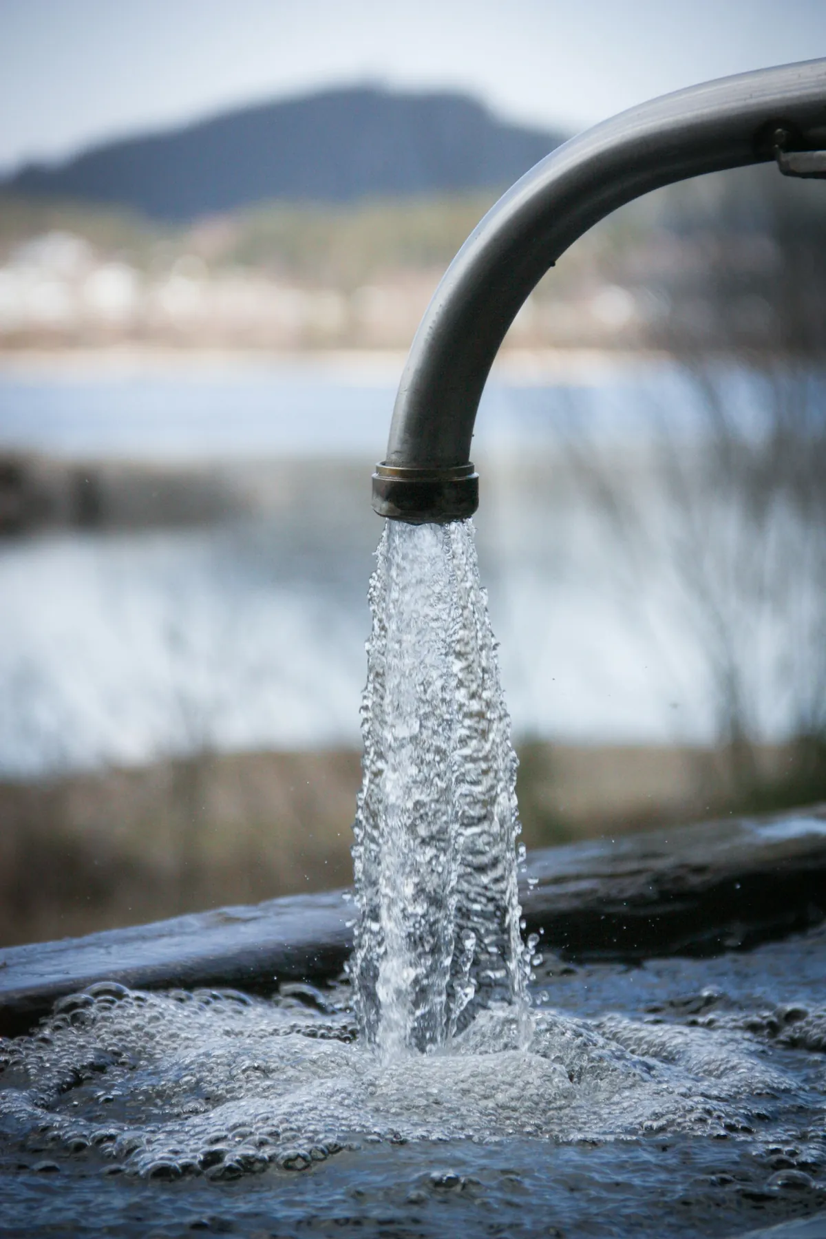 蛇口から水が流れている様子